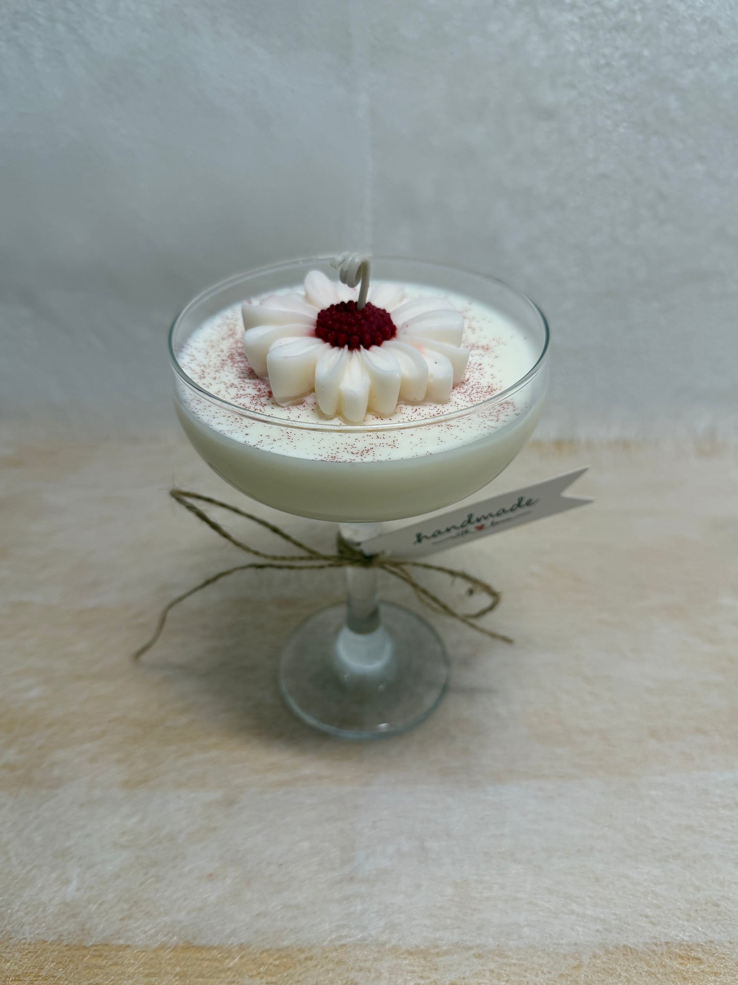 Champagner Duftkerze im Cocktailglas | Handgemachte Duftkerze mit Blüte